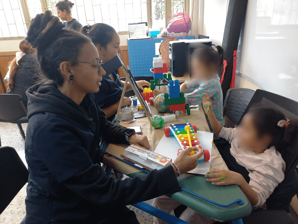 Estudiantes en formación de la Licenciatura en Educación Especial durante la práctica de trabajo de grado con participantes del centro crecer. 