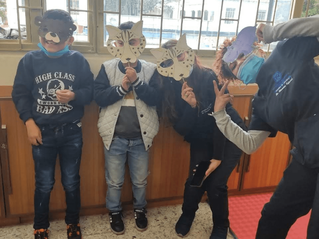 Estudiantes en formación de la Licenciatura en Educación Especial durante la práctica de trabajo de grado con participantes del centro crecer usando máscaras de animales.